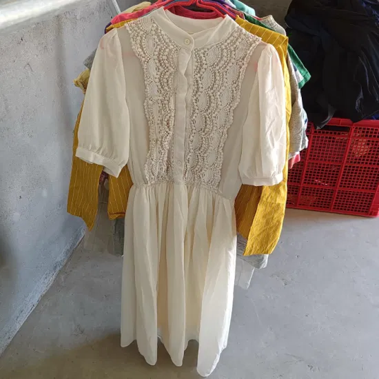 Großhandel für Damen aus zweiter Hand, Seidenkleid, gebrauchte Sommerkleidung in Ballen